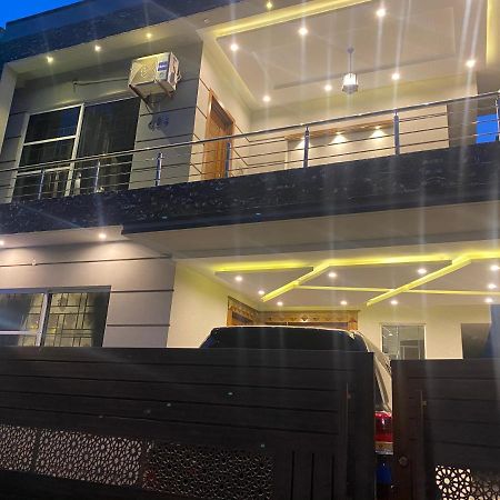 רוואלפינדי Luxury Guest House In Bahria Town מראה חיצוני תמונה