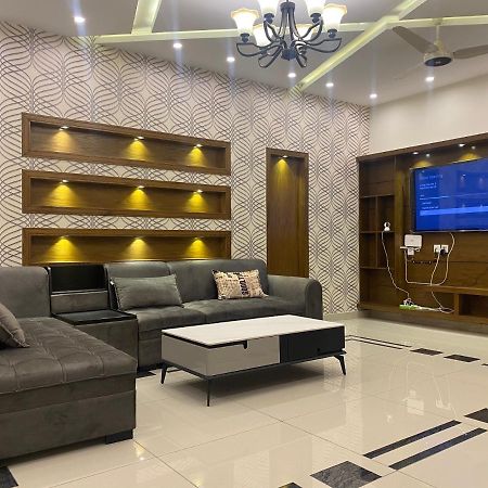 רוואלפינדי Luxury Guest House In Bahria Town מראה חיצוני תמונה