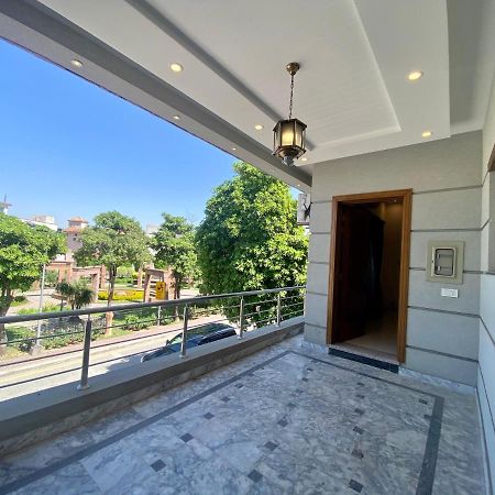 רוואלפינדי Luxury Guest House In Bahria Town מראה חיצוני תמונה