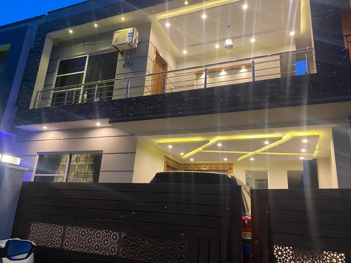 רוואלפינדי Luxury Guest House In Bahria Town מראה חיצוני תמונה