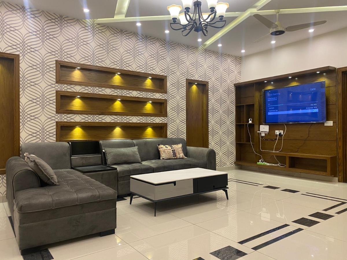 רוואלפינדי Luxury Guest House In Bahria Town מראה חיצוני תמונה