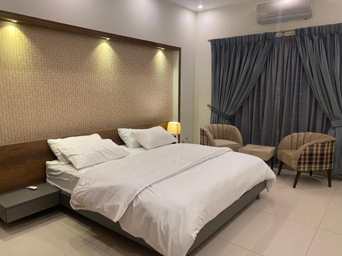 רוואלפינדי Luxury Guest House In Bahria Town מראה חיצוני תמונה