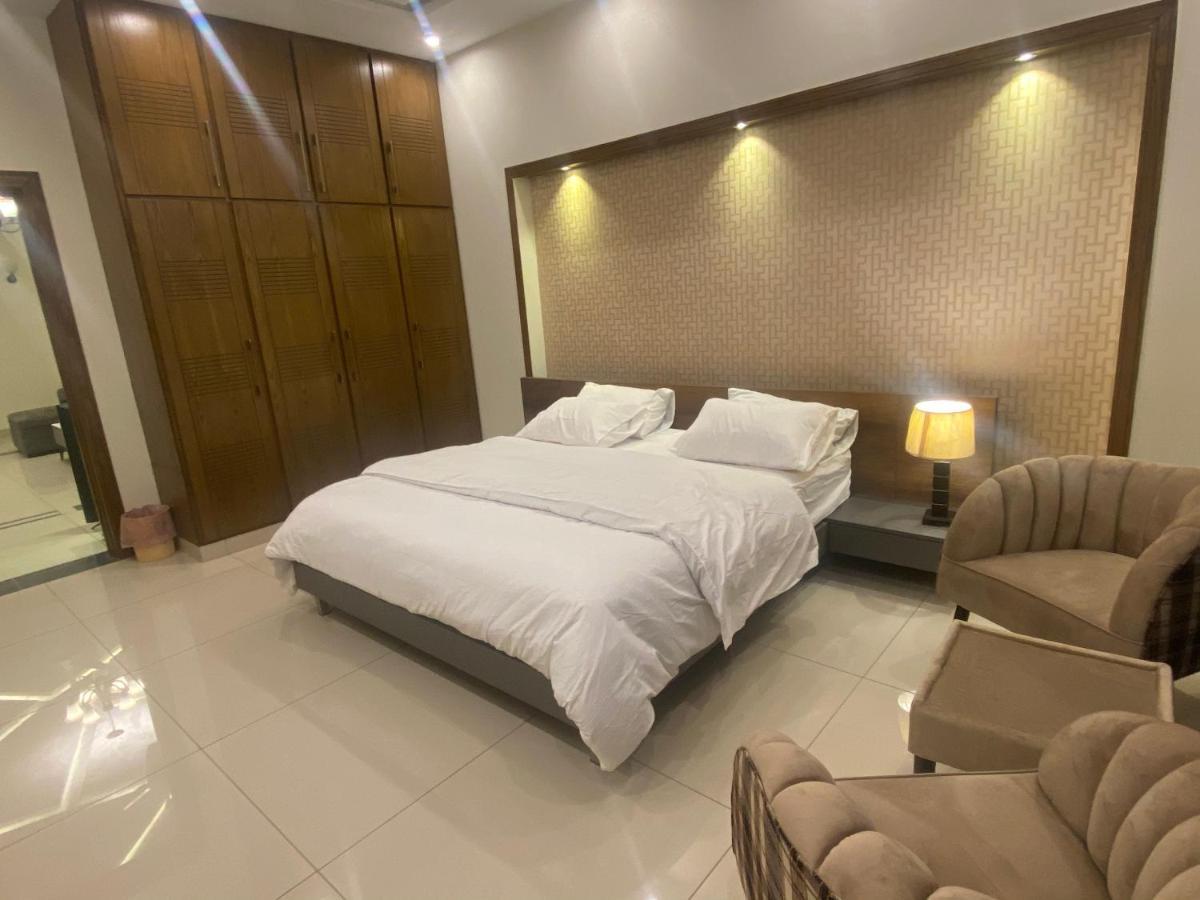 רוואלפינדי Luxury Guest House In Bahria Town מראה חיצוני תמונה