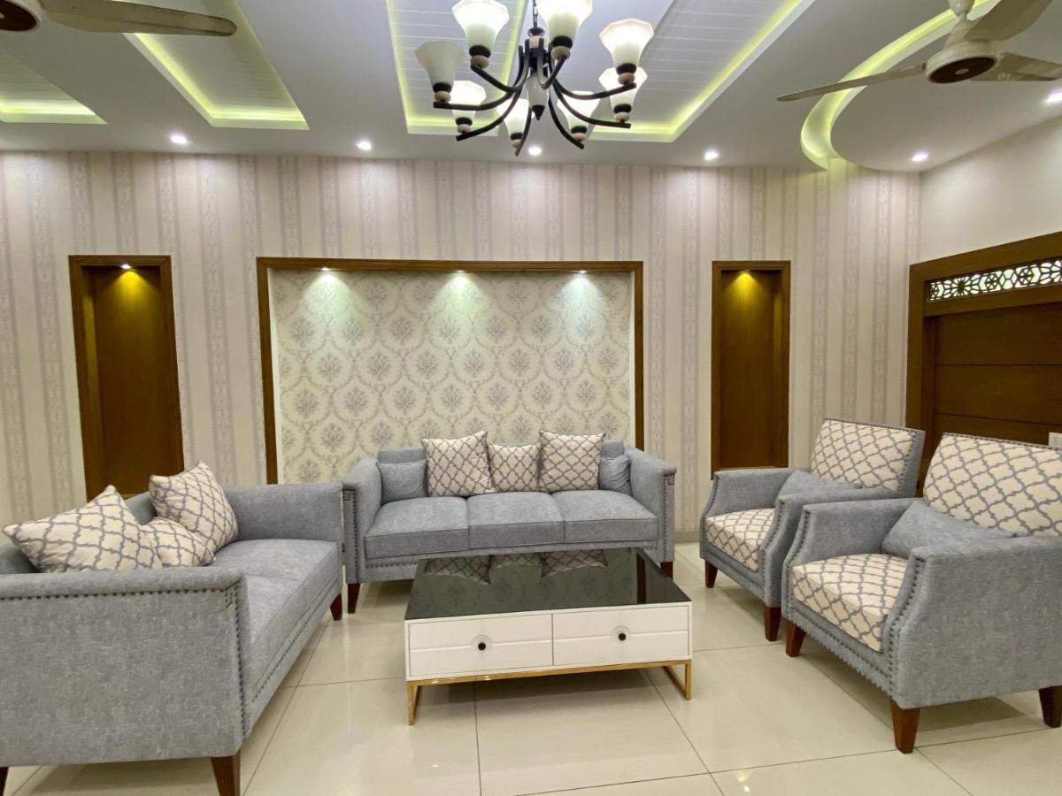 רוואלפינדי Luxury Guest House In Bahria Town מראה חיצוני תמונה