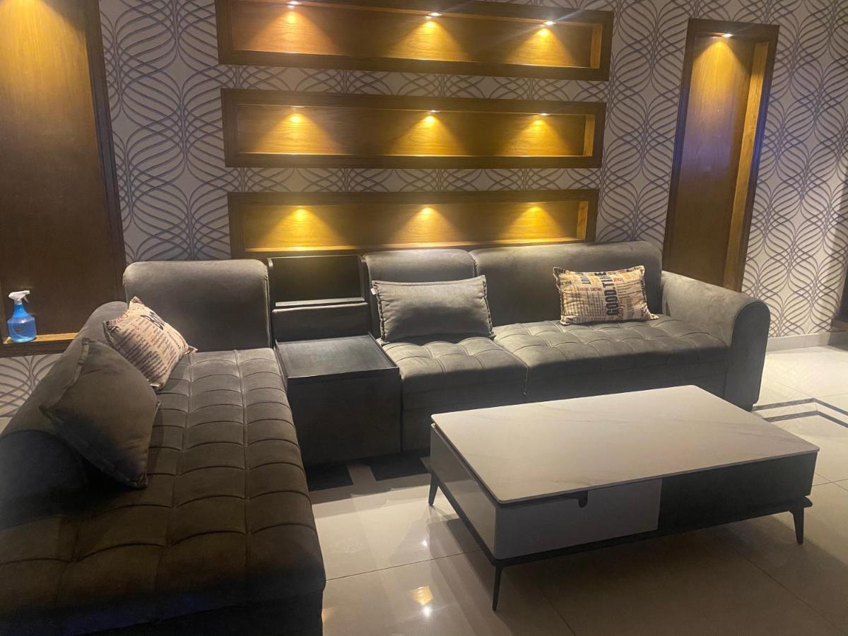 רוואלפינדי Luxury Guest House In Bahria Town מראה חיצוני תמונה