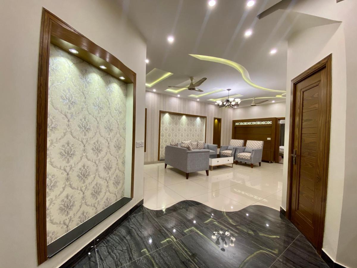 רוואלפינדי Luxury Guest House In Bahria Town מראה חיצוני תמונה
