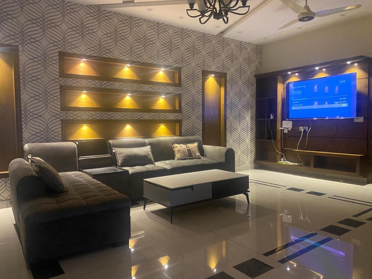 רוואלפינדי Luxury Guest House In Bahria Town מראה חיצוני תמונה