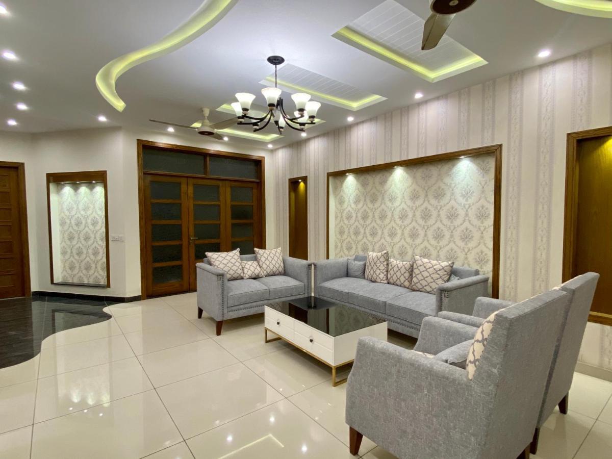 רוואלפינדי Luxury Guest House In Bahria Town מראה חיצוני תמונה