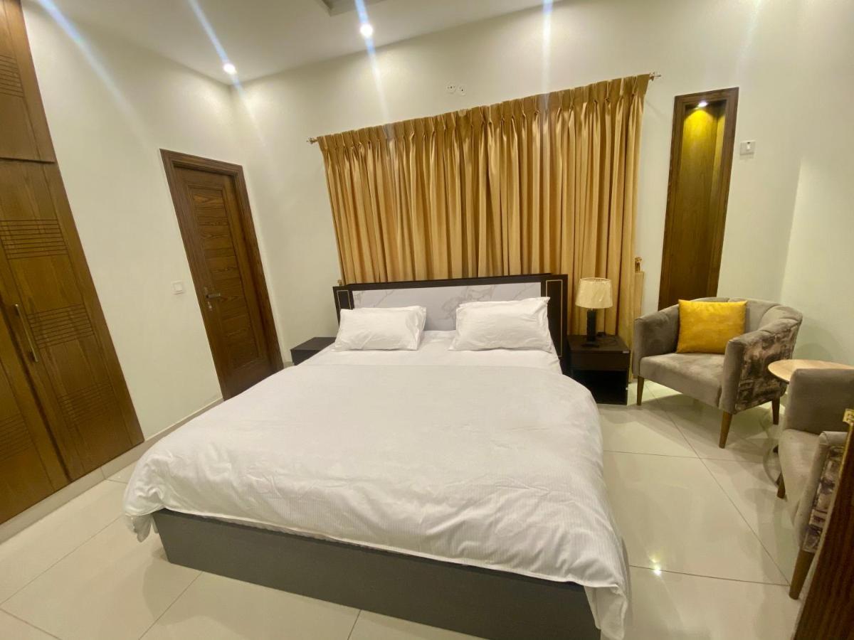 רוואלפינדי Luxury Guest House In Bahria Town מראה חיצוני תמונה