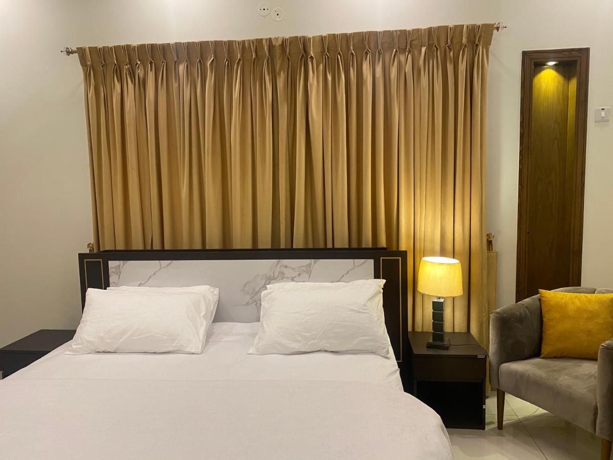 רוואלפינדי Luxury Guest House In Bahria Town מראה חיצוני תמונה
