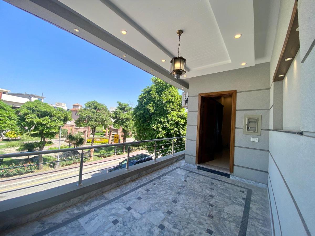 רוואלפינדי Luxury Guest House In Bahria Town מראה חיצוני תמונה