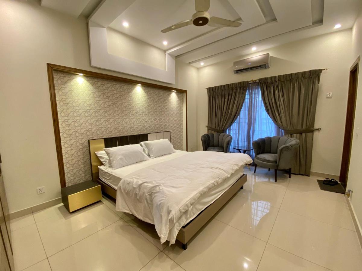 רוואלפינדי Luxury Guest House In Bahria Town מראה חיצוני תמונה