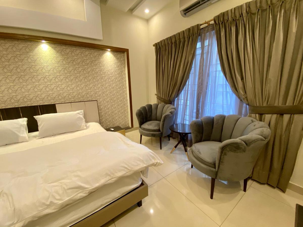 רוואלפינדי Luxury Guest House In Bahria Town מראה חיצוני תמונה