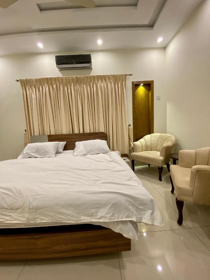 רוואלפינדי Luxury Guest House In Bahria Town מראה חיצוני תמונה