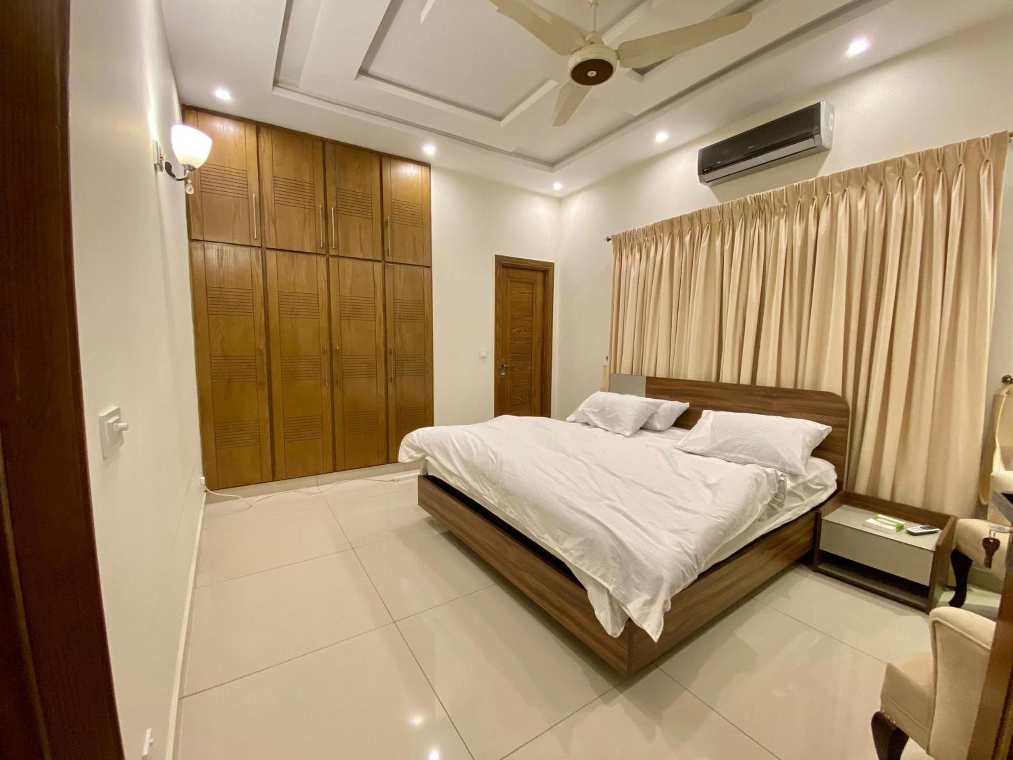 רוואלפינדי Luxury Guest House In Bahria Town מראה חיצוני תמונה