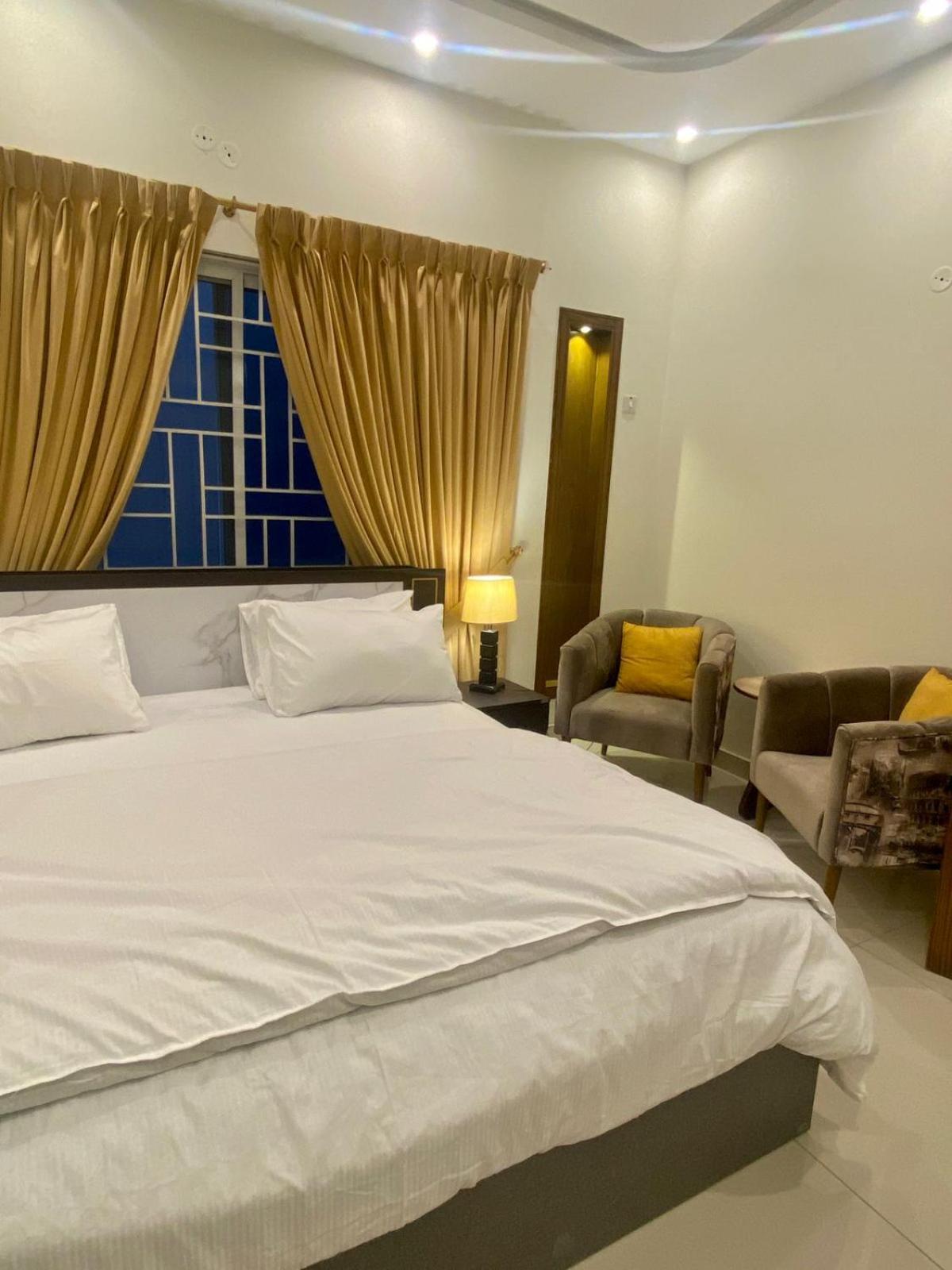רוואלפינדי Luxury Guest House In Bahria Town מראה חיצוני תמונה